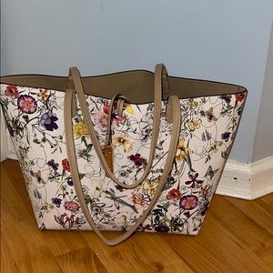 Gorgeous tote bag in excellent condition.